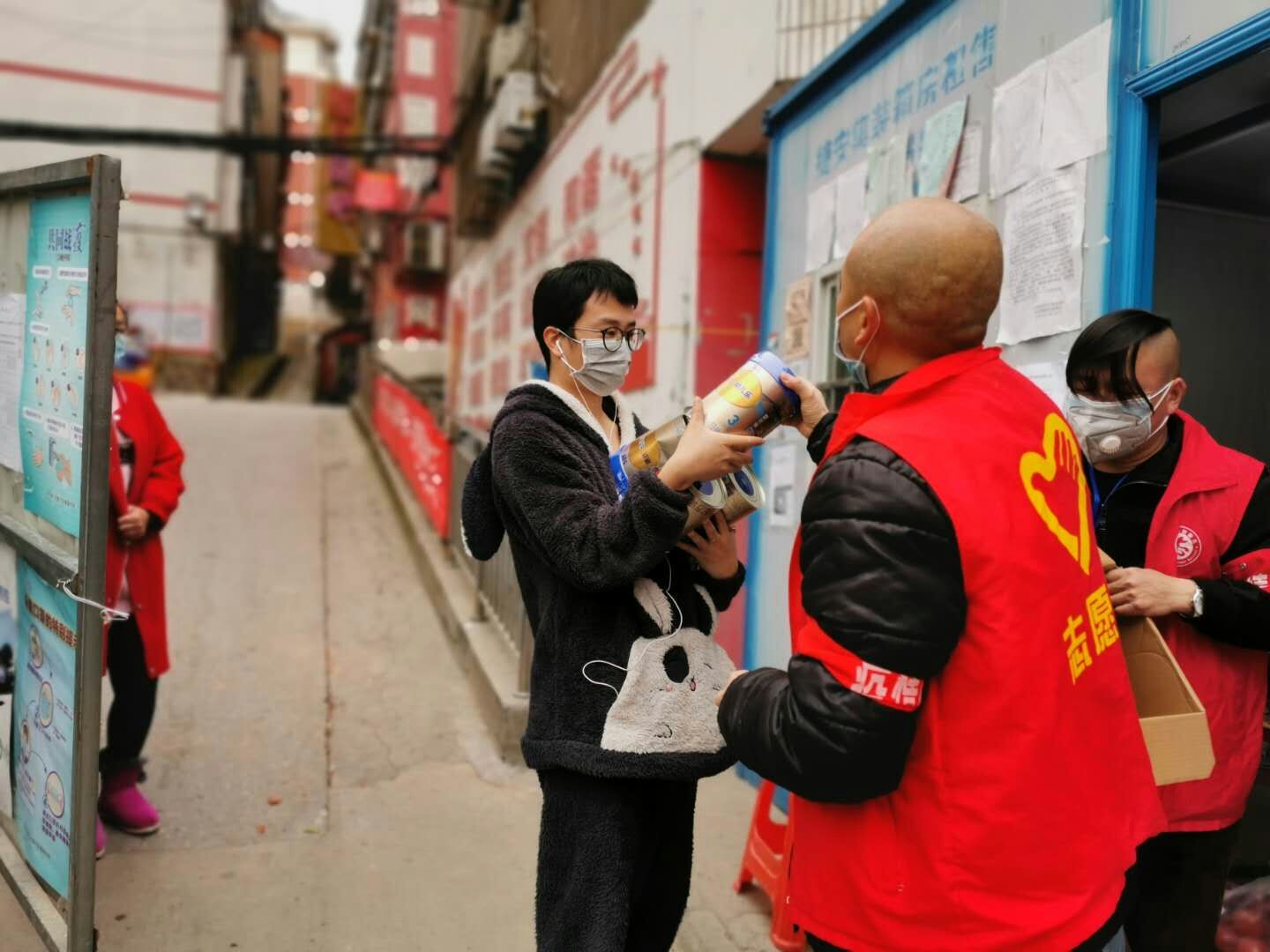 湖北-荊門公交集團-寧飛（社區(qū)義工服務，幫居民買奶粉）.jpg