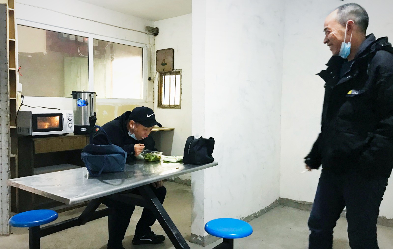 10月份，公司新租建駕駛員休息室之一，駕駛員在休息室內(nèi)愉悅休息與交談.jpg
